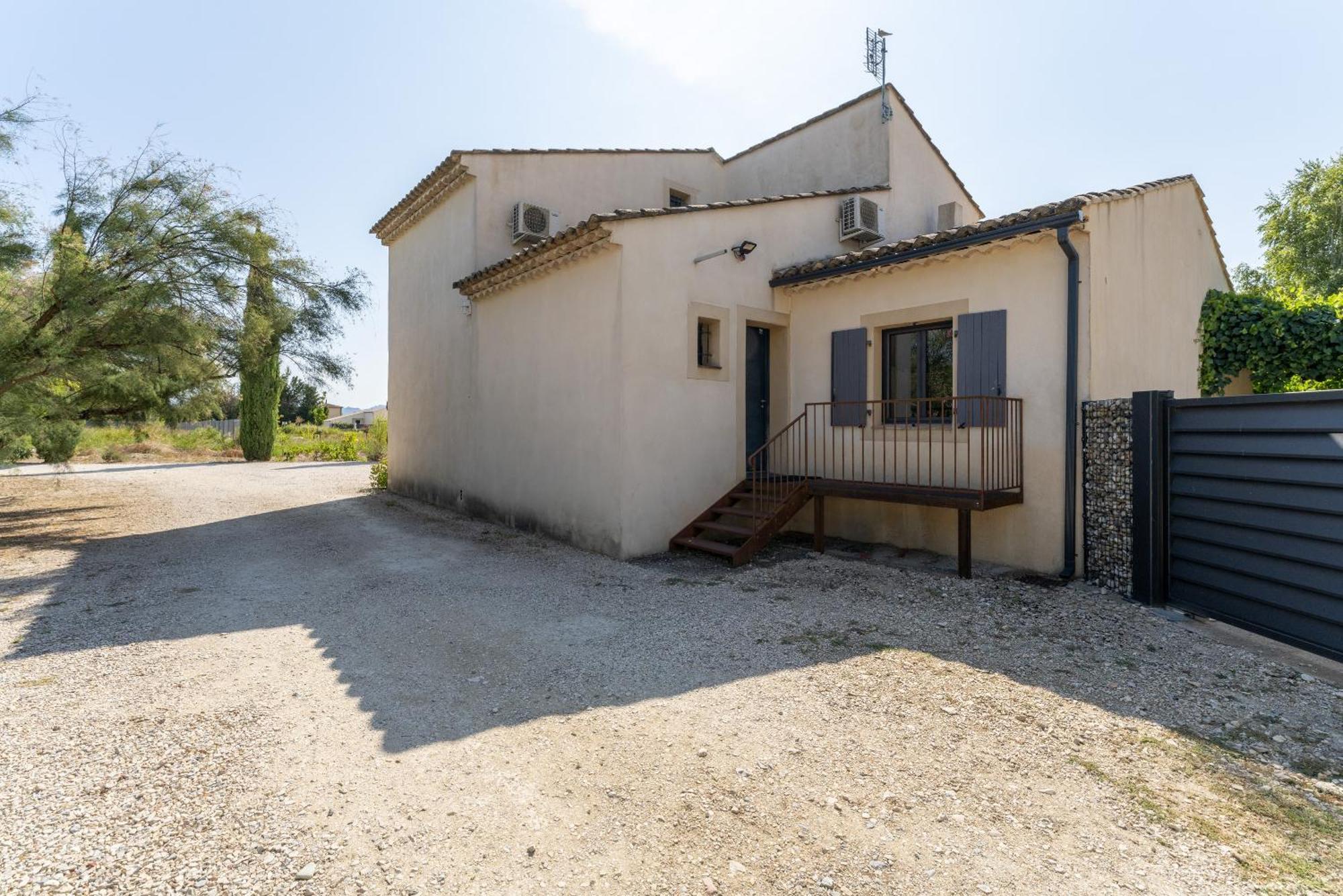 L'Ensemble Du Gite De Tante Berthe Camaret-sur-Aigues Exterior photo
